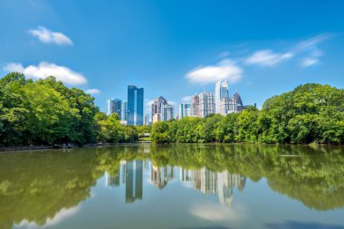 Atlanta şehir merkezi. Amerika 'daki parktan gökyüzü.