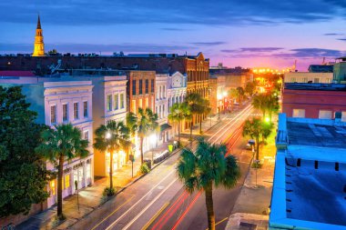 Charleston, Güney Carolina 'nın tarihi şehir merkezi, alacakaranlıkta..