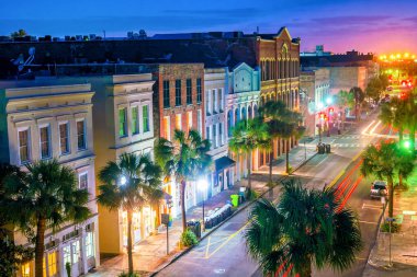 Charleston, Güney Carolina 'nın tarihi şehir merkezi, alacakaranlıkta..