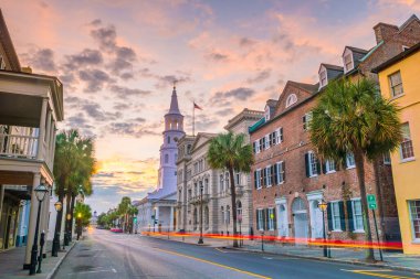 Charleston, Güney Carolina 'nın tarihi şehir merkezi, alacakaranlıkta..