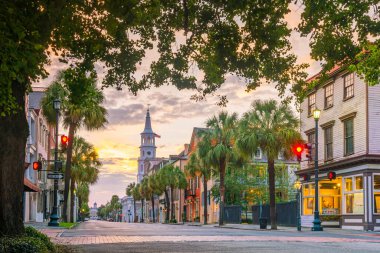 Charleston, Güney Carolina 'nın tarihi şehir merkezi, alacakaranlıkta..
