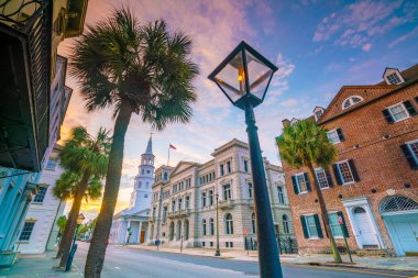 Charleston, Güney Carolina 'nın tarihi şehir merkezi, alacakaranlıkta..