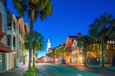 Charleston, Güney Carolina 'nın tarihi şehir merkezi, alacakaranlıkta..