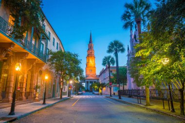 Charleston, Güney Carolina 'nın tarihi şehir merkezi, alacakaranlıkta..