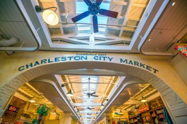 Charleston, Güney Carolina, ABD - 3. SEP: tarihi Charleston Şehir Pazarı. Ülkenin en eski kamu pazarlarından biri olan ziyaretçiler 300 'den fazla girişimci buluyor. 3 Eylül 2016 'da