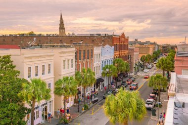 Charleston, Güney Carolina 'nın tarihi şehir merkezi, alacakaranlıkta..