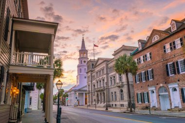 Charleston, Güney Carolina 'nın tarihi şehir merkezi, alacakaranlıkta..