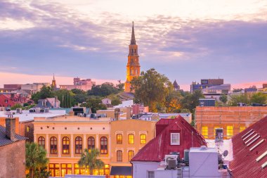 Charleston, Güney Carolina 'nın tarihi şehir merkezi, alacakaranlıkta..