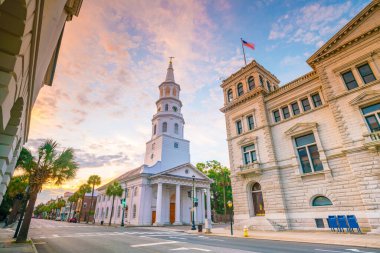 Charleston, Güney Carolina 'nın tarihi şehir merkezi, alacakaranlıkta..