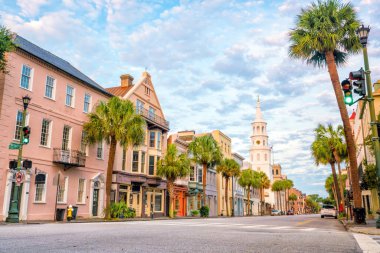 Charleston, Güney Carolina 'nın tarihi şehir merkezi, alacakaranlıkta..