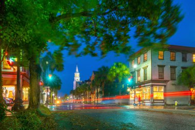 Charleston, Güney Carolina 'nın tarihi şehir merkezi, alacakaranlıkta..