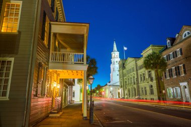 Charleston, Güney Carolina 'nın tarihi şehir merkezi, alacakaranlıkta..