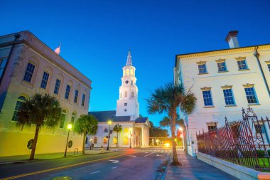 Charleston, Güney Carolina 'nın tarihi şehir merkezi, alacakaranlıkta..