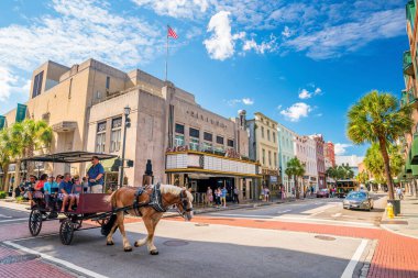 Charleston, Güney Carolina, ABD - SEP 3: Charleston Downtown District 'teki tarihi ve iyi korunmuş koloni tarzı binalar 3 Eylül 2016