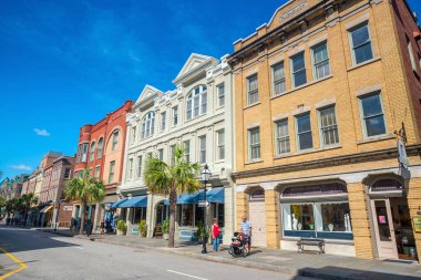 Charleston, Güney Carolina, ABD - SEP 3: Charleston Downtown District 'teki tarihi ve iyi korunmuş koloni tarzı binalar 3 Eylül 2016