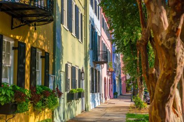 Gökkuşağı Sırası renkli ve iyi korunmuş tarihi Gürcistan evleri Charleston, Güney Carolina, ABD