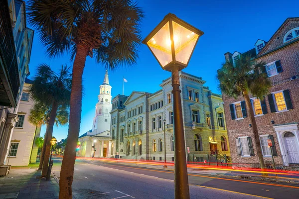 Charleston, Güney Carolina 'nın tarihi şehir merkezi, alacakaranlıkta..