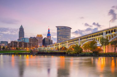 Ohio 'daki Cleveland şehrinin ufuk çizgisi Alacakaranlıkta ABD