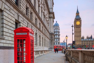 İngiltere 'de alacakaranlıkta Big Ben ve parlamento binalarıyla Londra silueti.