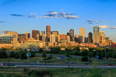 Denver Panoraması alacakaranlıkta uzun süre gökyüzüne çıkıyor.