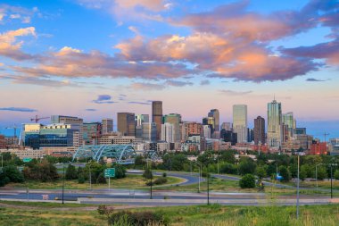 Denver Panoraması alacakaranlıkta uzun süre gökyüzüne çıkıyor.