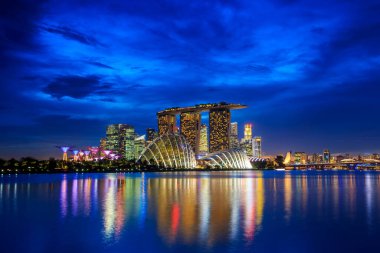 SINGAPORE-DEC 16, 2014: Marina Bay Sands 'in Singapur silueti 16 Aralık 2014 tarihinde görüldü. Marina Körfezi Sands dünyanın en pahalı standalone kumarhanesi olarak S-8 milyar dolarla gösteriliyor..