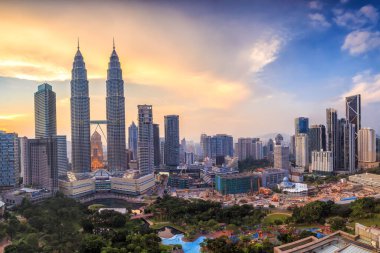 Alacakaranlıkta Kuala Lumper ufuk çizgisinin en üst görüntüsü