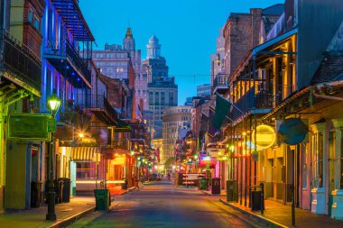 New Orleans, ABD 'de Fransız Mahallesi' nde neon ışıkları olan bar ve barlar.
