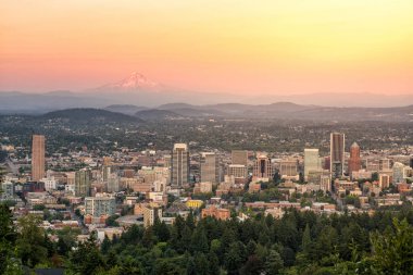 Pittock Malikanesi 'nden gün batımında Portland, Oregon.