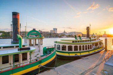 Savannah, Georgia Usa 'nın tarihi bölge rıhtımı Alacakaranlıkta