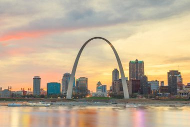 St. Louis şehrinin silueti. St. Louis 'in alacakaranlıktaki görüntüsü.