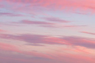 Arkaplanı bulutlu, renkli gün batımı gökyüzü