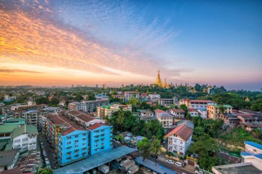 Alacakaranlıkta Yangon silueti Myanmar 'da Shwedagon Pagoda ile
