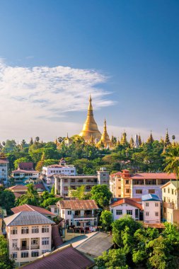 Myanmar 'da Shwedagon Pagoda ile Yangon silueti