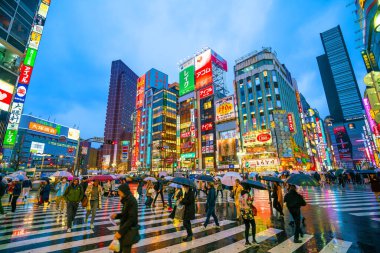 Tokyo, Japonya - 31 Mart 2017: 31 Mart 2017 Alacakaranlıkta Shinjuku 'da neon tabelalar ve reklam panoları