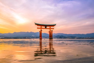 Miyajima, Japonya 'nın ünlü yüzen Torii kapısı..