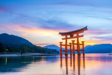 Miyajima, Japonya 'nın ünlü yüzen Torii kapısı..