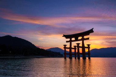 Miyajima, Japonya 'nın ünlü yüzen Torii kapısı..