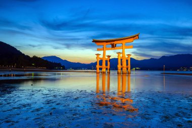 Miyajima, Japonya 'nın ünlü yüzen Torii kapısı..