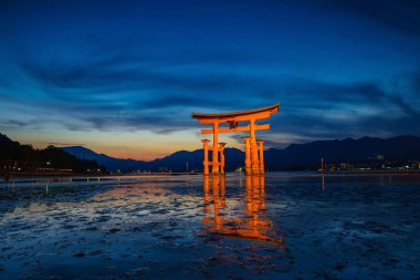 Miyajima, Japonya 'nın ünlü yüzen Torii kapısı..