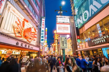 Osaka, Japonya - 6 Nisan 201 alacakaranlıkta Osaka 'nın Dotonbori bölgesinde neon tabelalar ve reklam panoları