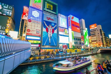 Osaka, Japonya - 6 Nisan 201 alacakaranlıkta Osaka 'nın Dotonbori bölgesinde neon tabelalar ve reklam panoları