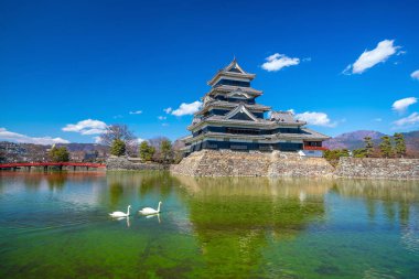 Japonya 'da mavi gökyüzü olan Matsumoto Kalesi