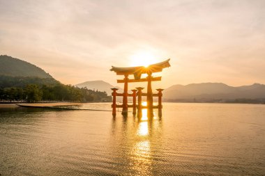 Itsukushima Tapınağı 'nın yüzen kapısı Miyajima, Hiroşima, Japonya' da gün batımında