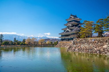 Japonya 'da mavi gökyüzü olan Matsumoto Kalesi