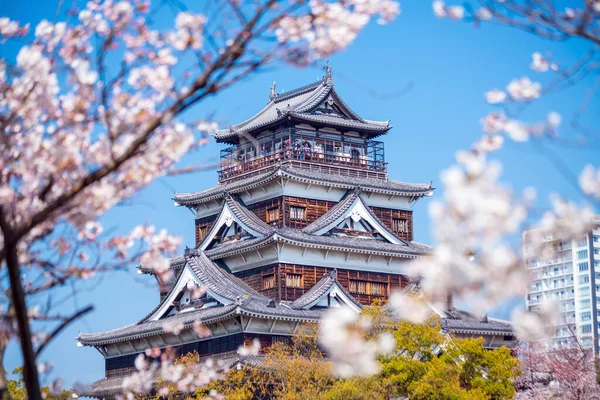 日本樱桃开花季节广岛城堡 — 图库照片