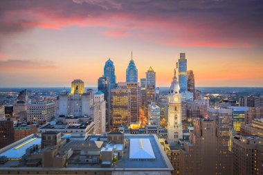 Gün batımında Philadelphia şehir merkezinin silüeti.