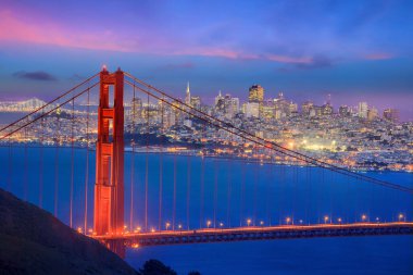Golden Gate Köprüsü ve San Francisco şehir merkezi Alacakaranlık vakti