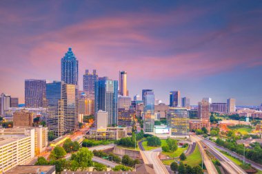 Atlanta şehrinin Skyline 'ı Georgia, ABD' de gün batımında