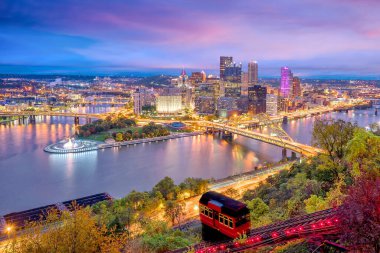 Pittsburgh şehir merkezi manzarası Duquesne Incline 'in tepesinden, Washington Dağı, Pittsburgh, Pennsylvania Usa